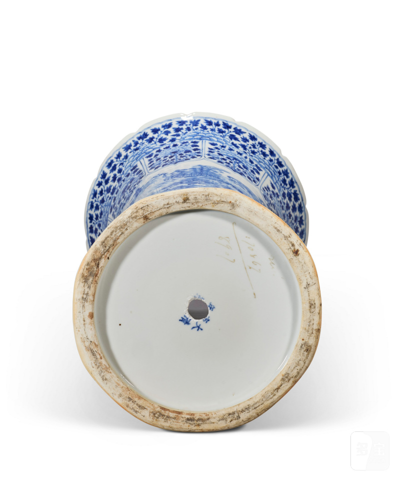 VASE CORNET EN PORCELAINE BLEU BLANC À DÉCOR DE PAGODES  CHINE, DYNASTIE QING, MARQUE À SIX CARACTÈRES EN BLEU SOUS COUVERTE ET ÉPOQUE KANGXI (1662-1722) - 图5